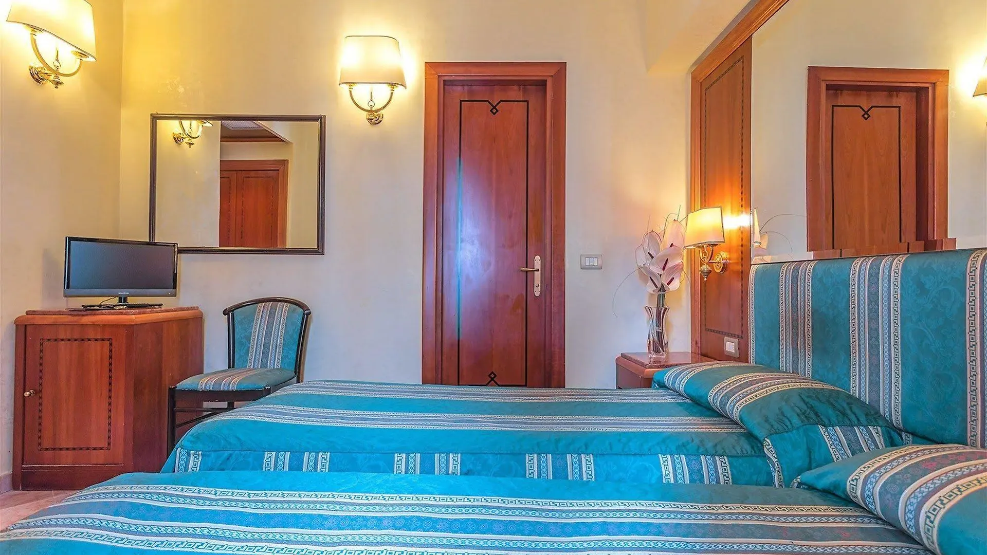 Raeli Hotel Lux Рим